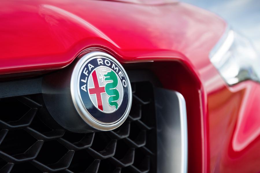 Логотип Alfa Romeo Stelvio (949) 2017 года  (UK) (фото 4 из 41)